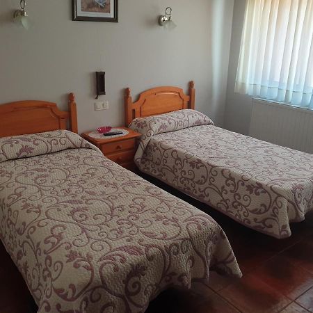 Hostal Puente Azud 阿维莱斯 外观 照片