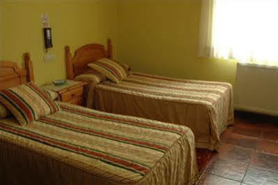Hostal Puente Azud 阿维莱斯 外观 照片