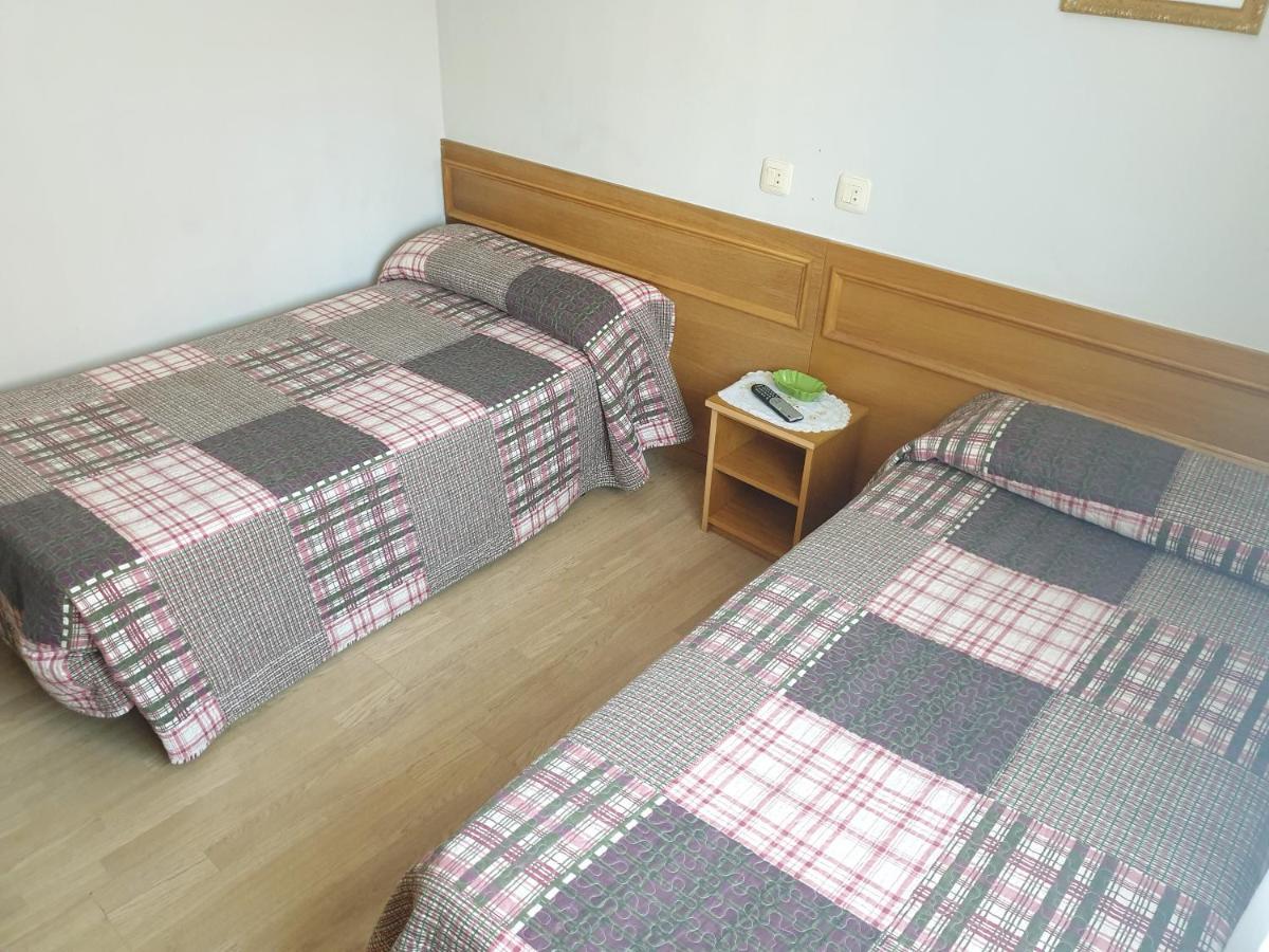 Hostal Puente Azud 阿维莱斯 外观 照片