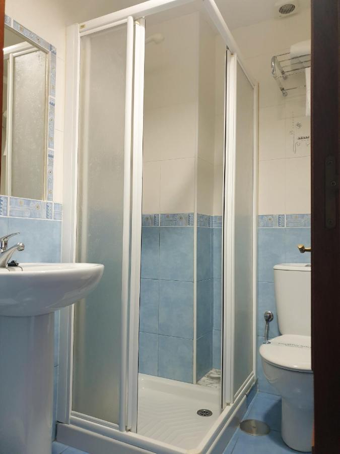 Hostal Puente Azud 阿维莱斯 外观 照片