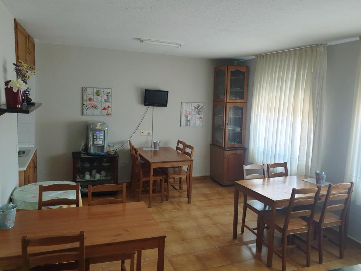 Hostal Puente Azud 阿维莱斯 外观 照片
