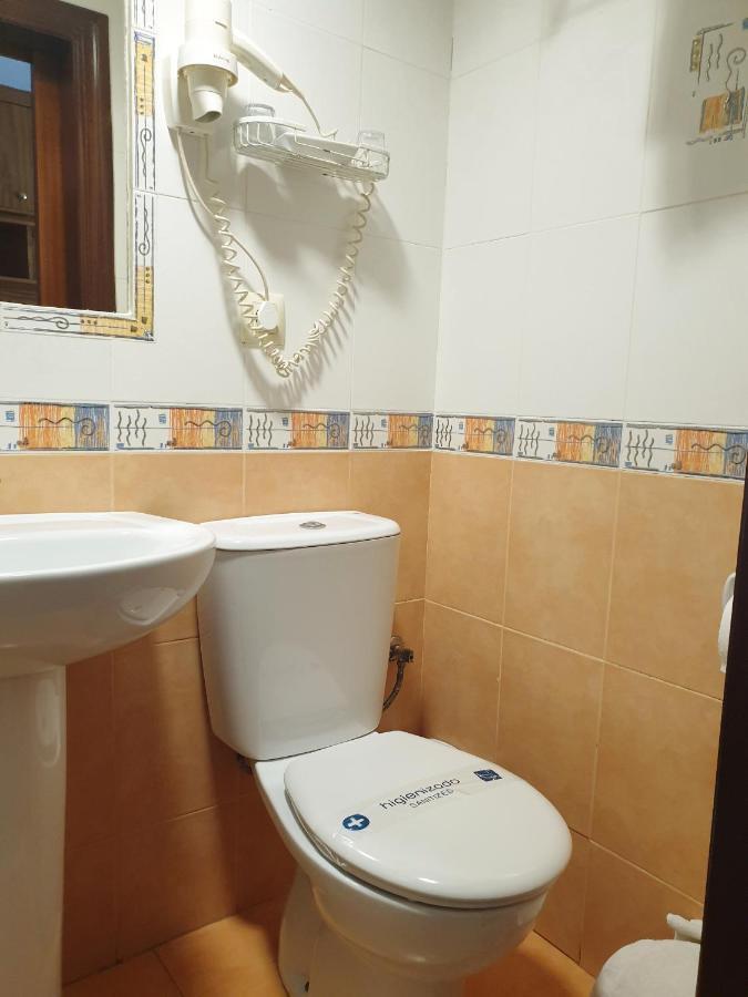 Hostal Puente Azud 阿维莱斯 外观 照片