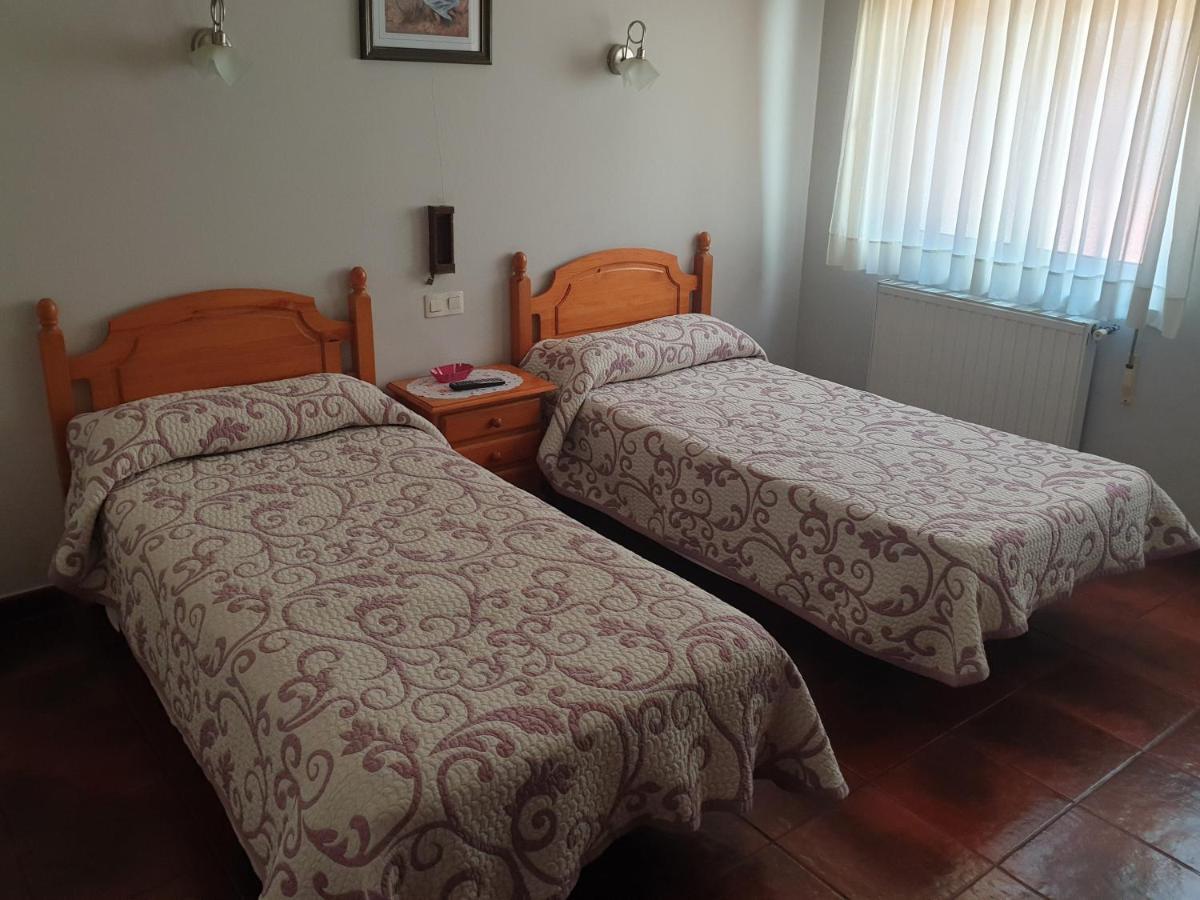 Hostal Puente Azud 阿维莱斯 外观 照片