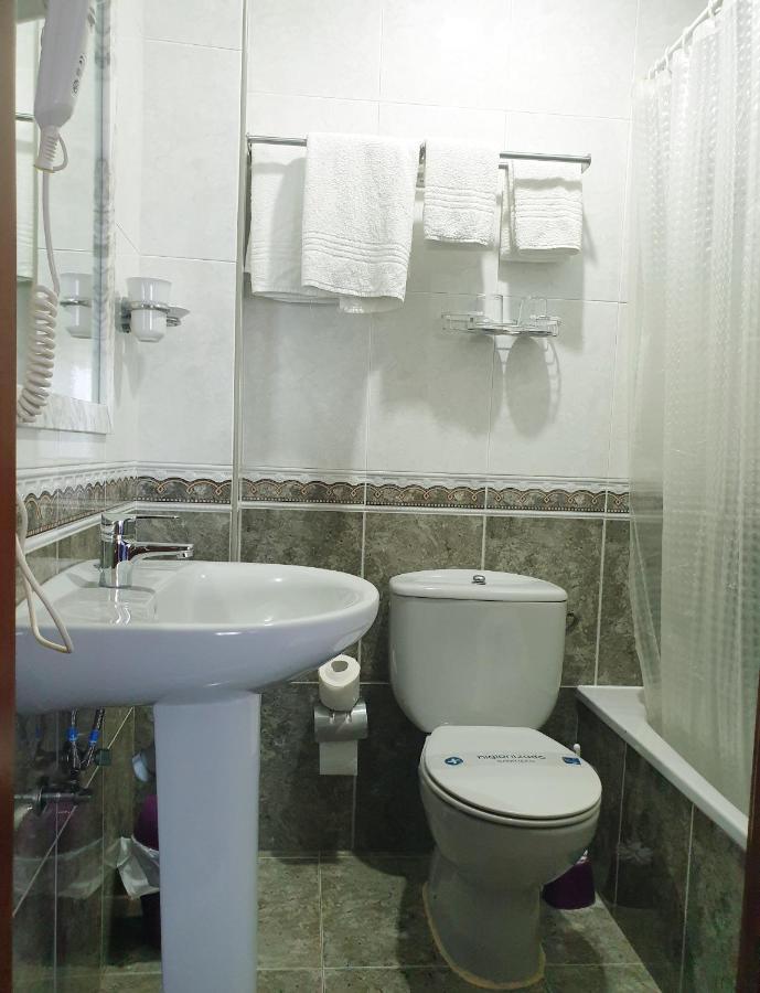 Hostal Puente Azud 阿维莱斯 外观 照片