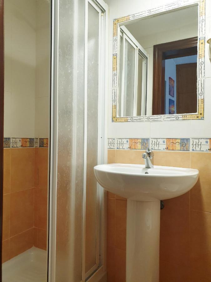 Hostal Puente Azud 阿维莱斯 外观 照片