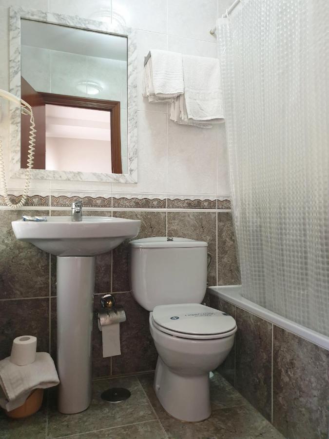 Hostal Puente Azud 阿维莱斯 外观 照片
