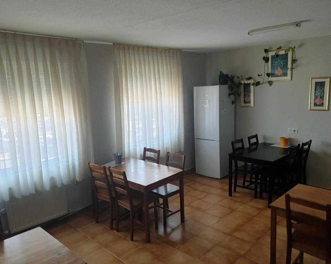 Hostal Puente Azud 阿维莱斯 外观 照片