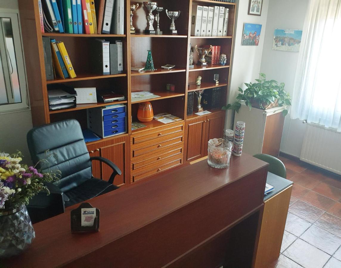 Hostal Puente Azud 阿维莱斯 外观 照片